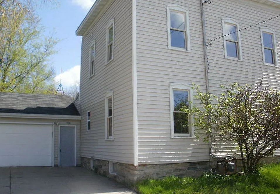 1918 East John Street