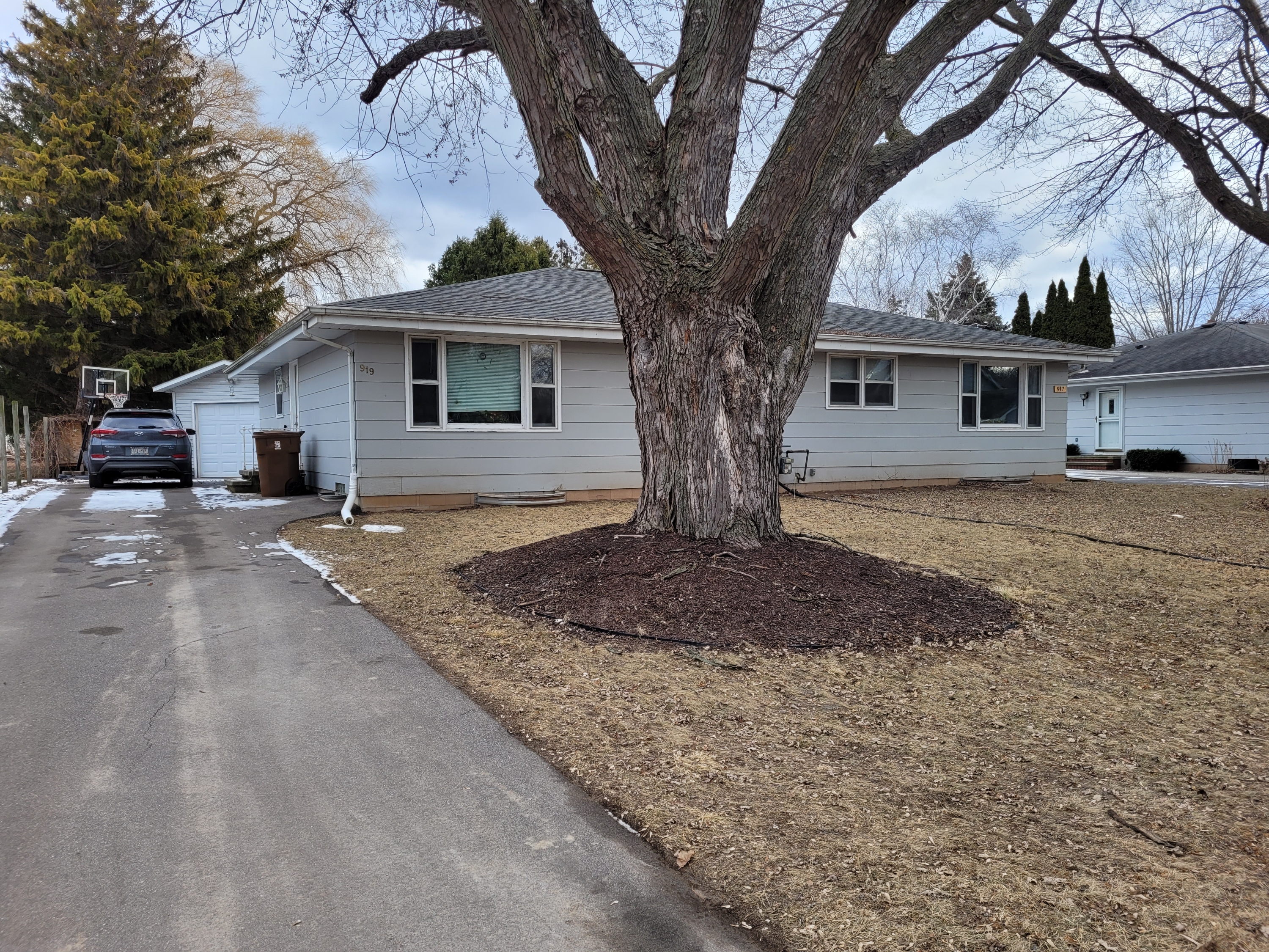 917-919 Meadowview Drive - 919